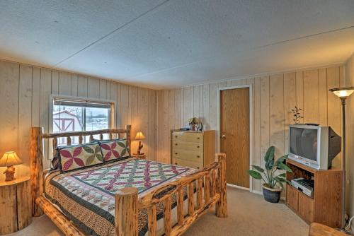 Tempat tidur dalam kamar di Columbia Falls Home about 22 Mi to Glacier Natl Park!