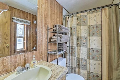 Ванна кімната в Columbia Falls Home about 22 Mi to Glacier Natl Park!