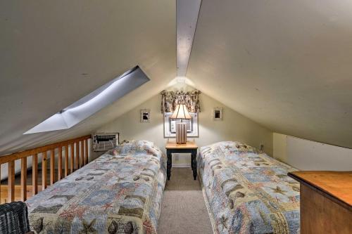 Katil atau katil-katil dalam bilik di Charming Surf City Cottage - Steps to Beach and Bay!