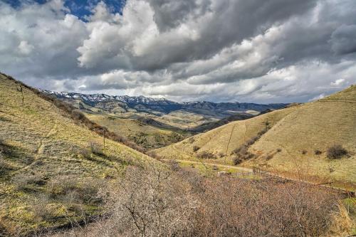 Gallery image of Charming White Bird Home with Mtn and Salmon River View in Whipsaw Saddle