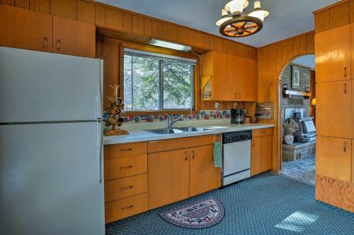 Gallery image of Charming White Bird Home with Mtn and Salmon River View in Whipsaw Saddle