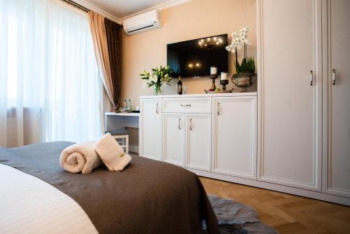 a bedroom with a bed with two towels on it at Willa Krakowska in Raszyn