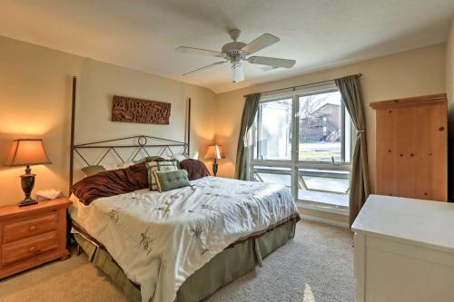 sypialnia z łóżkiem z wentylatorem sufitowym i oknem w obiekcie Lake Cumberland Resort Condo with Direct Lake Access w mieście Burnside