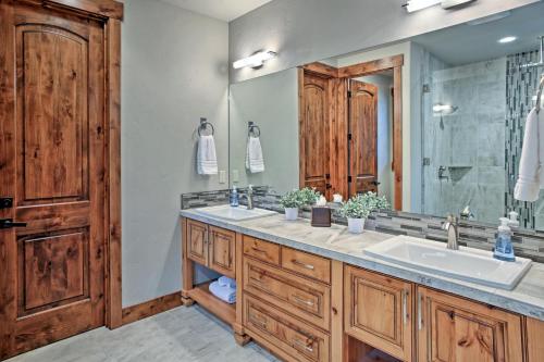 a bathroom with two sinks and a large mirror at Cle Elum Home on Golf Course with Fire Pit and Hot Tub in Cle Elum