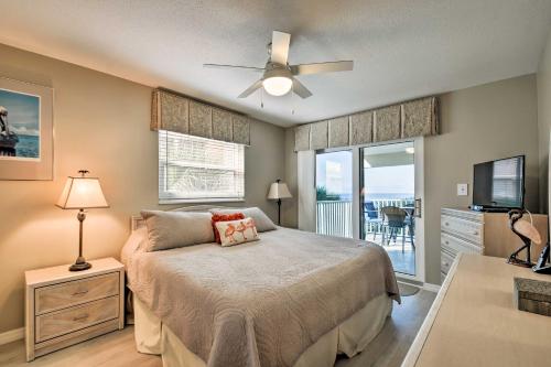 um quarto com uma cama e uma ventoinha de tecto em Indian Shores Condo with 2 Balconies and Pool Access! em Clearwater Beach