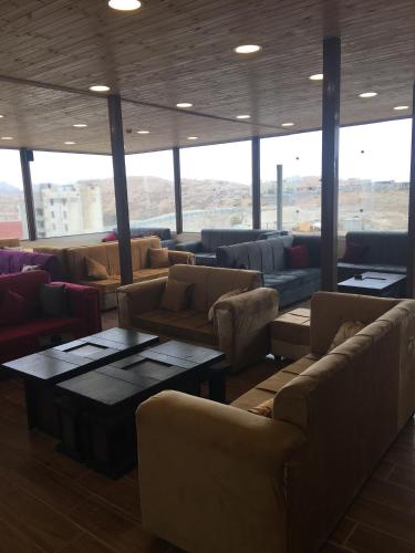 Χώρος καθιστικού στο Petra Cabin Inn Hostel&Resturant