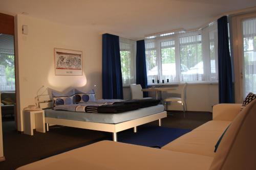 una camera con letto, tavolo e sedie di BnB im Grossacker a Münchwilen