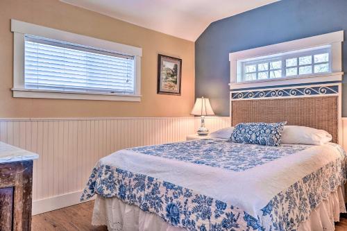 Historic Twisp Cottage - Mountain and River View! في Twisp: غرفة نوم بها سرير ونافذتين