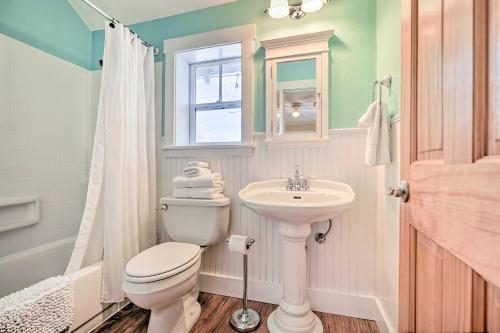 Historic Twisp Cottage - Mountain and River View! في Twisp: حمام مع مرحاض ومغسلة