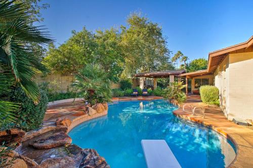 Het zwembad bij of vlak bij Spacious Phoenix Abode with Private Backyard Oasis!