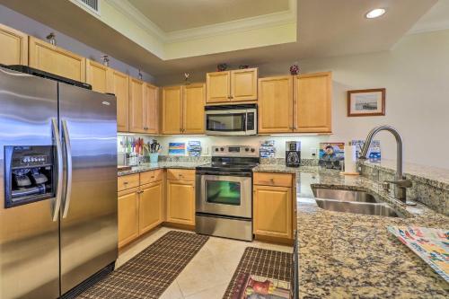 Dapur atau dapur kecil di Beachfront Dauphin Island Condo with 2 Pools and Sauna