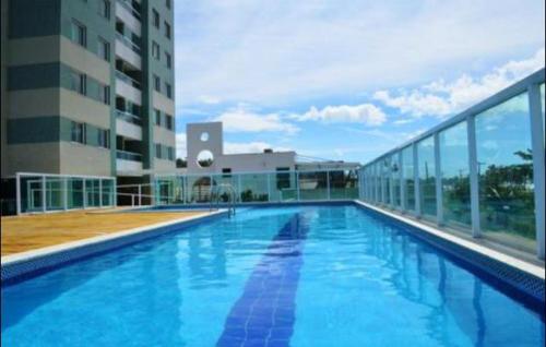 uma grande piscina no topo de um edifício em Solaris Residencial Clube 1601 de Frente Para o Mar em Ilhéus