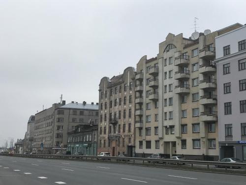 eine Reihe von Gebäuden auf der Straßenseite in der Unterkunft Riverside Promenade apartment M in Riga