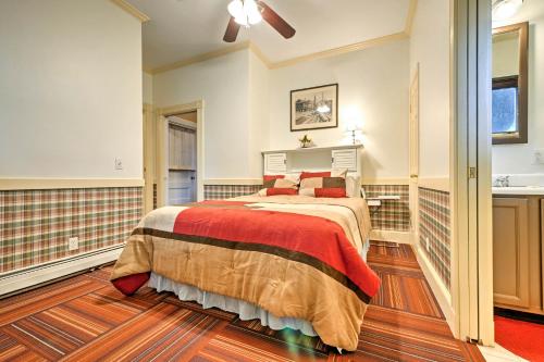 Tempat tidur dalam kamar di Central Bar Harbor Home, Walk to the Shore and Town!