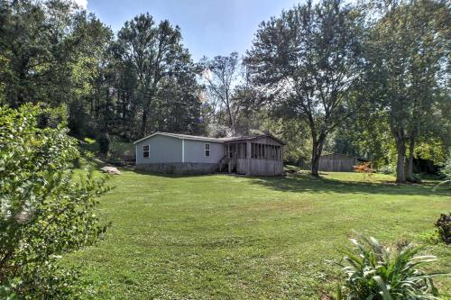 Un jardín fuera de Ooltewah Cabin with Grill, Pool Table and Porch!
