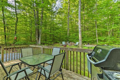 Gambar di galeri bagi Large Deck and Fire Pit Secluded Pocono Lake Home di Pocono Lake