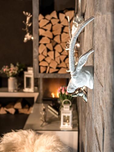 a metal door handle of a door with a goat on it at Silverton -sauna,jacuzzi,mini siłownia,bar sezonowy, przyjazny rodzinom in Białka Tatrzanska