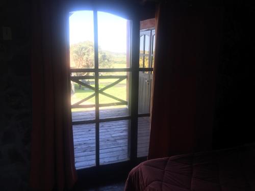 uma janela aberta com vista para um pátio em San Francisco De Las Sierras em Minas