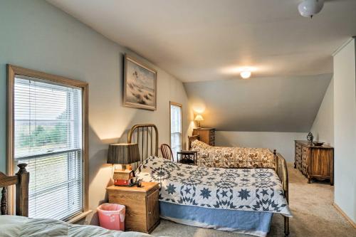 une chambre avec deux lits et une fenêtre dans l'établissement Wilderness Retreat and Cross-Country Ski Center!, à Le Roy