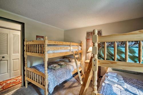 1 dormitorio con 2 literas en una habitación en Great Valley Home with On-Site Pond, 7 Mi to Skiing!, en Great Valley