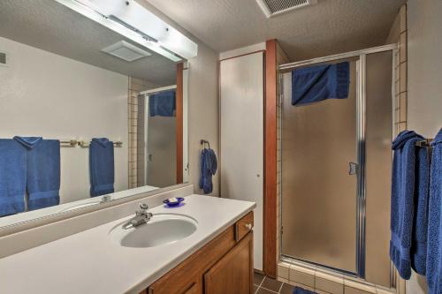 La salle de bains est pourvue d'un lavabo et d'une douche. dans l'établissement Lakefront Home with View 11 Mi to Palisades Tahoe!, à Tahoe City