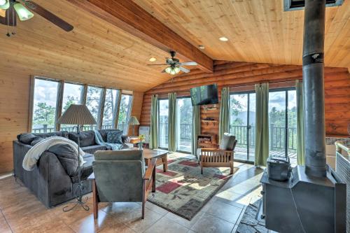 Χώρος καθιστικού στο Cozy Home in Prescott Natl Forest Less Than 9 Mi to Dtwn