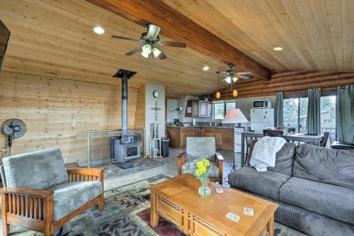 Χώρος καθιστικού στο Cozy Home in Prescott Natl Forest Less Than 9 Mi to Dtwn