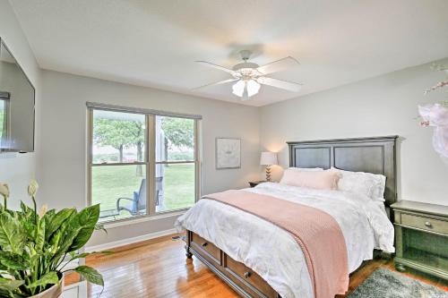 سرير أو أسرّة في غرفة في Modern Excelsior Springs Home with Deck and 3 Acres!