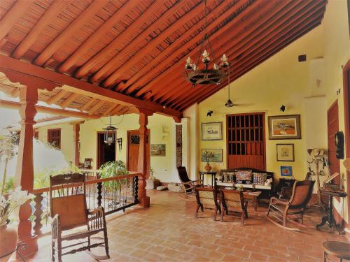 una gran sala de estar con techo de madera. en CASA SINNING-año1637, en Mompox