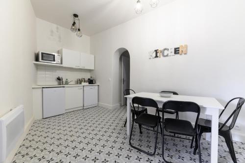 une cuisine avec une table et des chaises dans une pièce dans l'établissement Daumier - New 2 Bdrs Flat near la Seine, à Paris