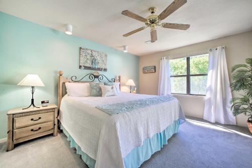 een slaapkamer met een bed en een plafondventilator bij Condo with Lake Views 5 Mi to Branson Strip! in Branson