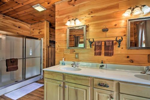 y baño con lavabo y nevera. en Cozy Trenton Cabin with Spa about 15 Mi to Lookout Mtn!, en Trenton