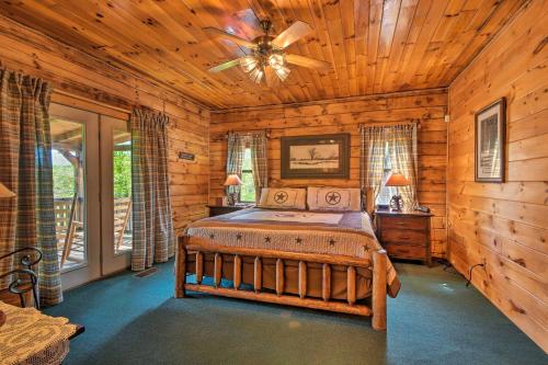 Un dormitorio con una cama en una cabaña de troncos en Cozy Trenton Cabin with Spa about 15 Mi to Lookout Mtn!, en Trenton