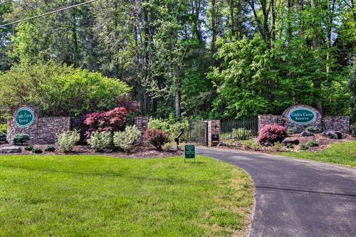 Zahrada ubytování Townsend Condo with Pool, Great Smoky Mountain Views