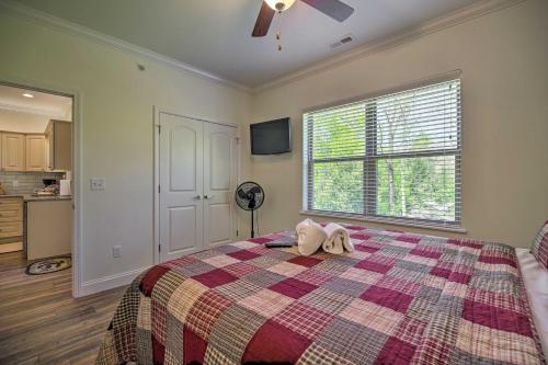 Postel nebo postele na pokoji v ubytování Townsend Condo with Pool, Great Smoky Mountain Views