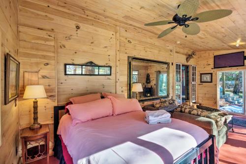 - une chambre avec un lit et un ventilateur de plafond dans l'établissement Serene Cullowhee Abode on Private Meadow with Creek!, à Cullowhee