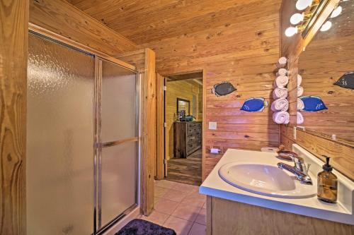 Salle de bains dans l'établissement Cherokee Lake Cabin with Deck and Kayaks!