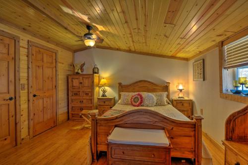 Un pat sau paturi într-o cameră la Bartlesville Cabin with Pool, Hot Tub and Trampoline!
