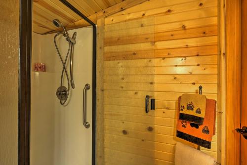 Et badeværelse på Bartlesville Cabin with Pool, Hot Tub and Trampoline!