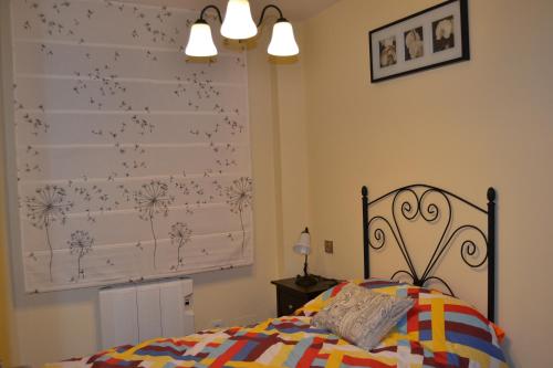 um quarto com uma cama e uma parede com estrelas em Casa rural La Senderilla em Ávila