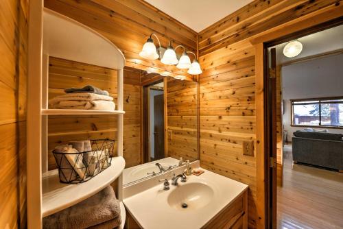 Ένα μπάνιο στο Ashland Cabin on 170 Acres with Mtn Views and Sauna!