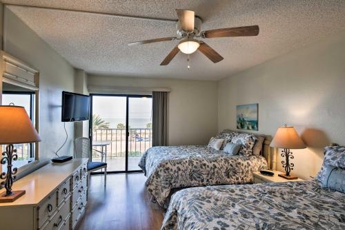 1 dormitorio con 2 camas y ventilador de techo en Coastal Condo with Balcony Walk to Madeira Beach! en St Pete Beach