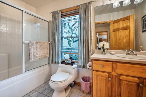 Bilik mandi di Smoky Mountain Vacation Rental Near Bryson City!