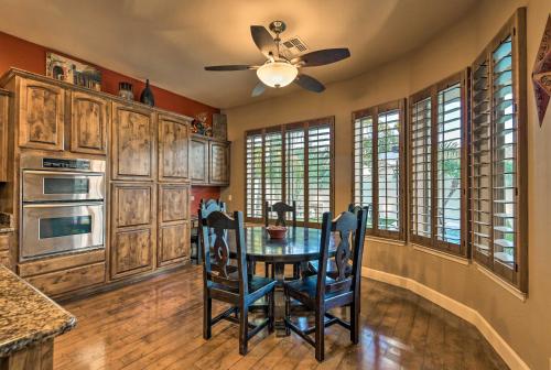 Η κουζίνα ή μικρή κουζίνα στο Heated Pool and Putting Green Luxe Gilbert Home