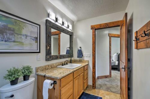 Kúpeľňa v ubytovaní Luxe Home about 2 Mi to Bryce Canyon National Park!