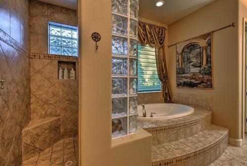 Ένα μπάνιο στο Heated Pool and Putting Green Luxe Gilbert Home