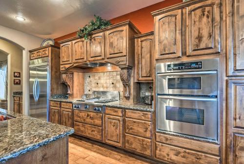 Η κουζίνα ή μικρή κουζίνα στο Heated Pool and Putting Green Luxe Gilbert Home