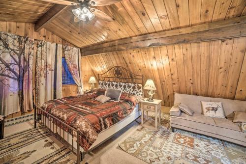 una camera da letto con un letto e un divano di Cozy Cabin Near Massanutten Resort and Water Park! a McGaheysville