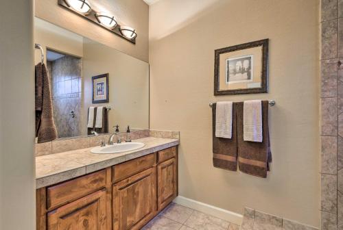 Ένα μπάνιο στο Heated Pool and Putting Green Luxe Gilbert Home