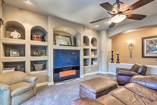 Χώρος καθιστικού στο Heated Pool and Putting Green Luxe Gilbert Home